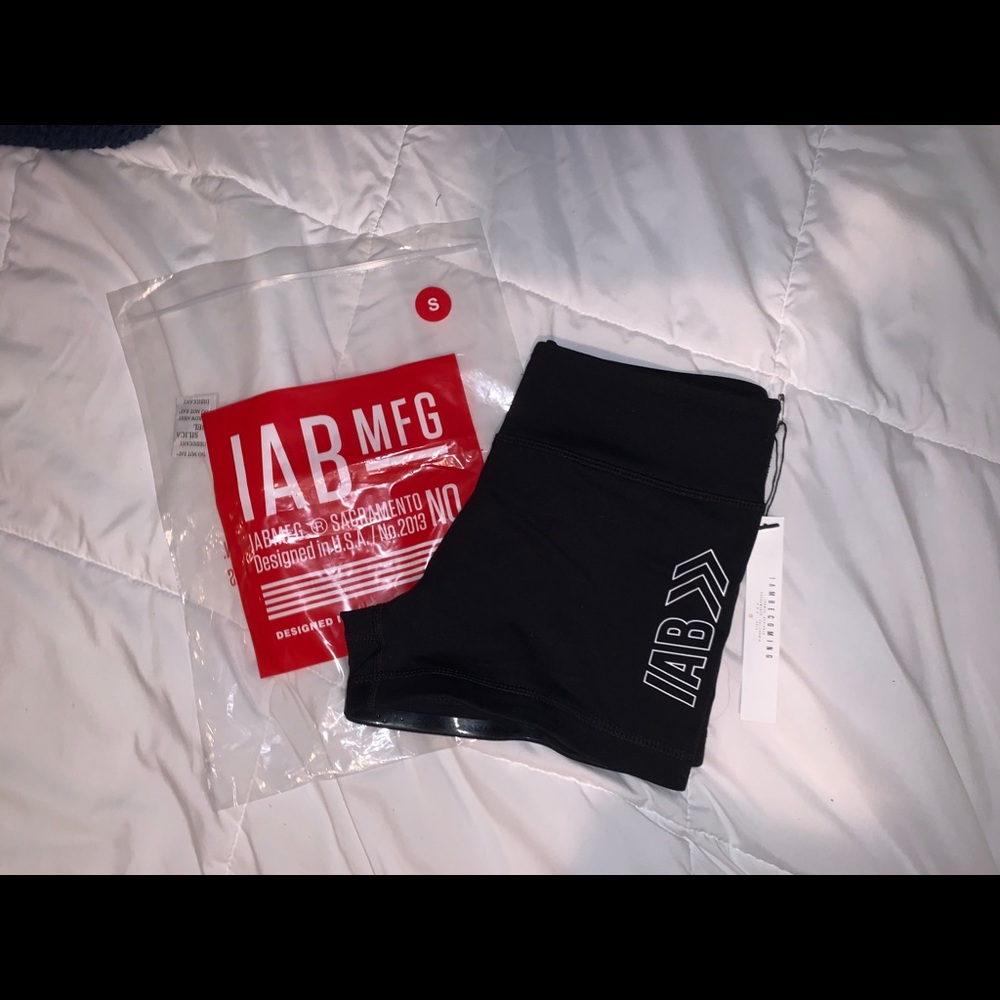🚫SOLD🚫NWT IAB no ride short size small